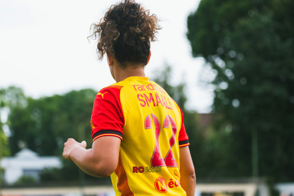 La défenseure du RC Lens Féminin Emma Smaali de dos