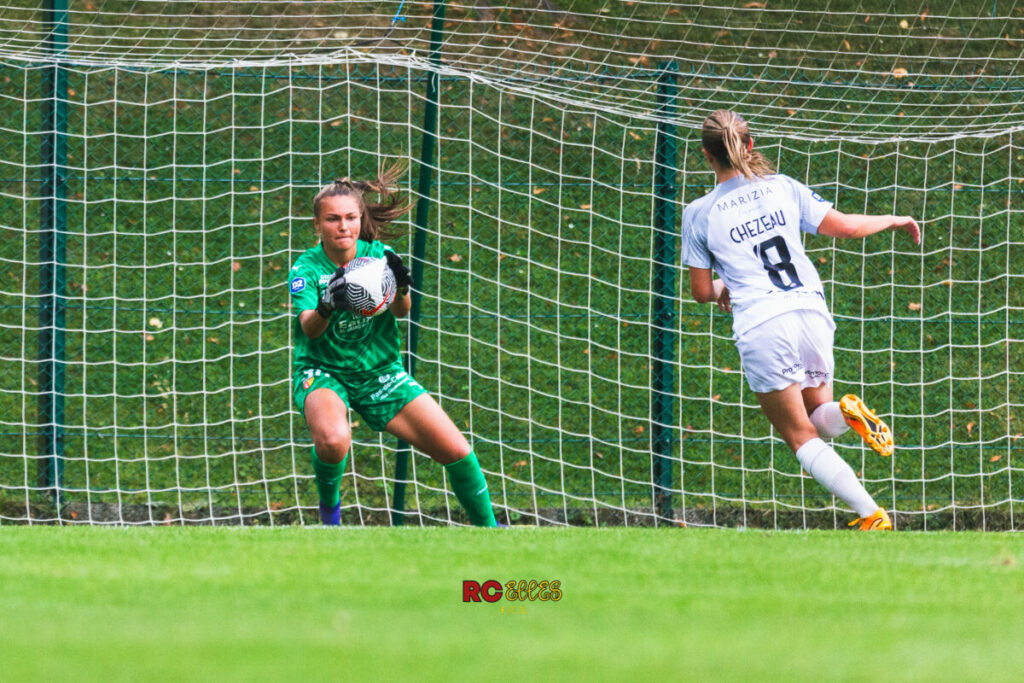 La gardienne du RC Lens Féminin Blandine Joly réalise un arrêt face à une attaquante adverse