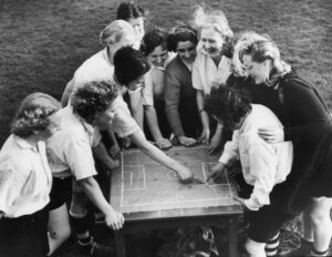 La capitaine Lily Parr entourée par son équipe, l'une des premières icônes du football féminin anglais