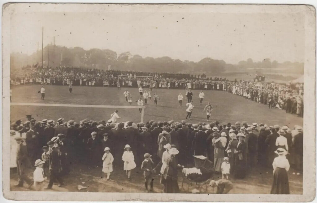 Match féminin dans les années 1910-20 en Angleterre