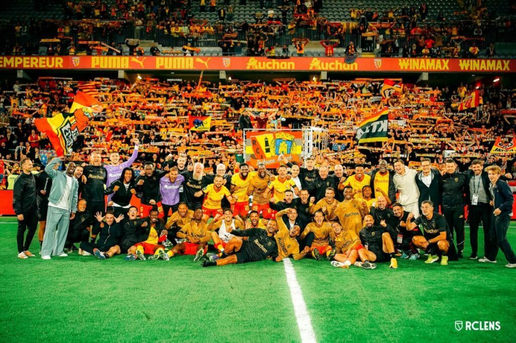 Les lensois devant leurs supporters après le derby