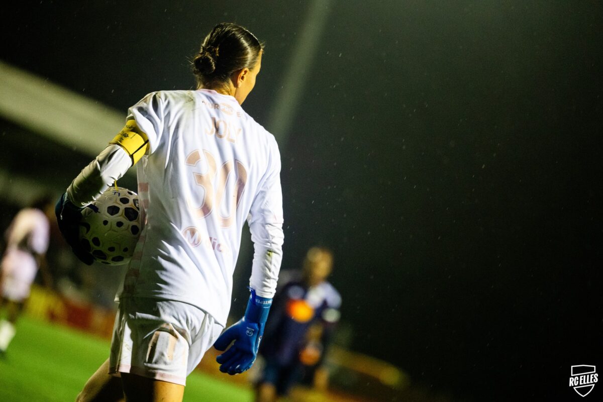 Féminines | Loin du compte