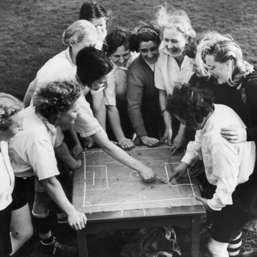 La capitaine Lily Parr entourée par son équipe, l'une des premières icônes du football féminin anglais