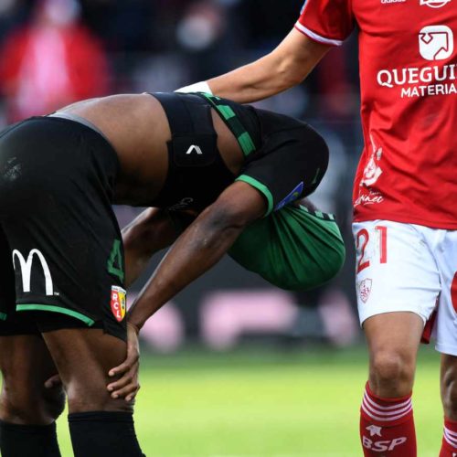 Brest's French midfielder Romain Faivre (R) cheers up Lens' Austrian defender Kevin Danso after the French L1 football match between Stade Brestois 29 and RC Lens at the Francis Le Ble stadium in Brest, western France, on November 21, 2021. (Photo by Fred TANNEAU / AFP)